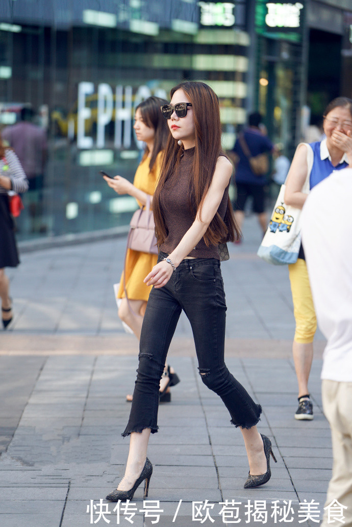 路人街的拍:好苗条小姐姐,高跟鞋和紧身牛仔裤秀出玲珑曲线!