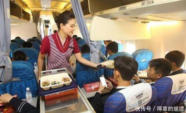  [空姐]为什么在飞机上，空姐会一直过来送吃的其中的猫腻你可能