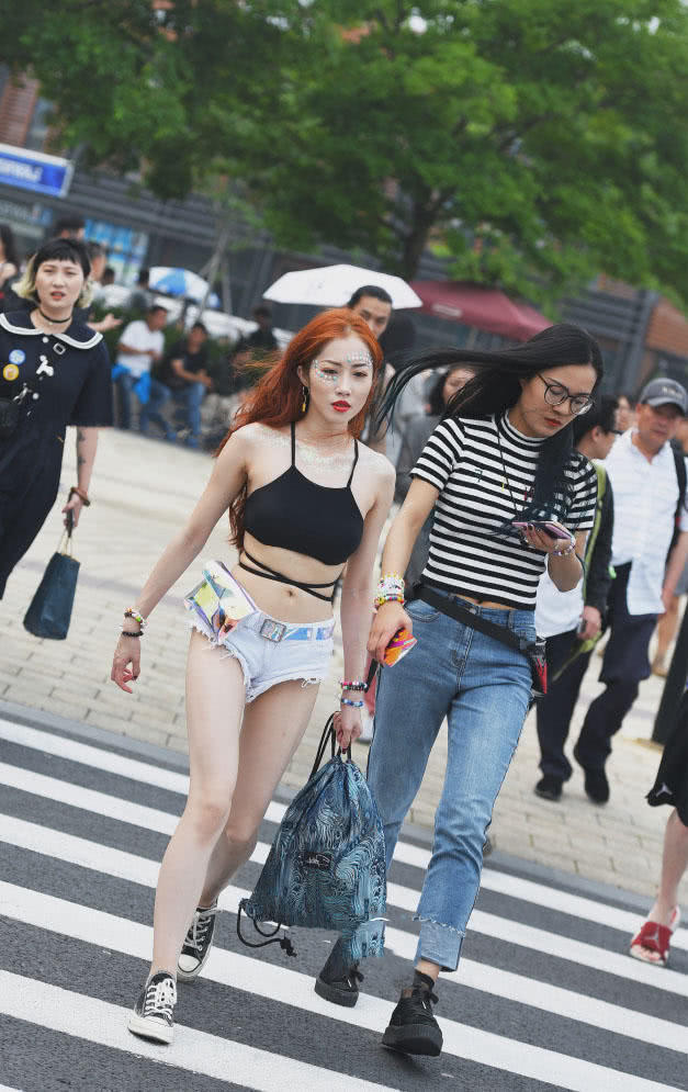 好闺蜜去约会穿着性感火辣，小吊带超短裤大长腿。