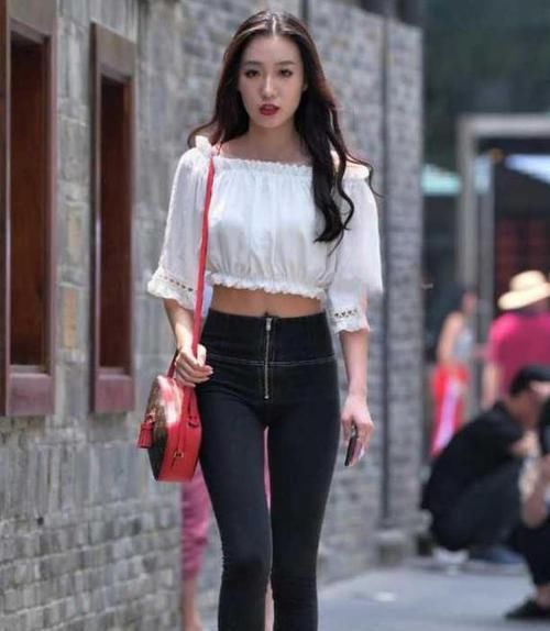  『紧身裤』街拍：身材高挑的美女，一件白色上衣配黑色紧身裤，时尚好身材