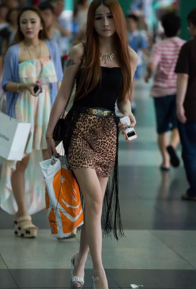 身材高挑性感女郎，豹纹短裙，吊带背心，吸晴无数！