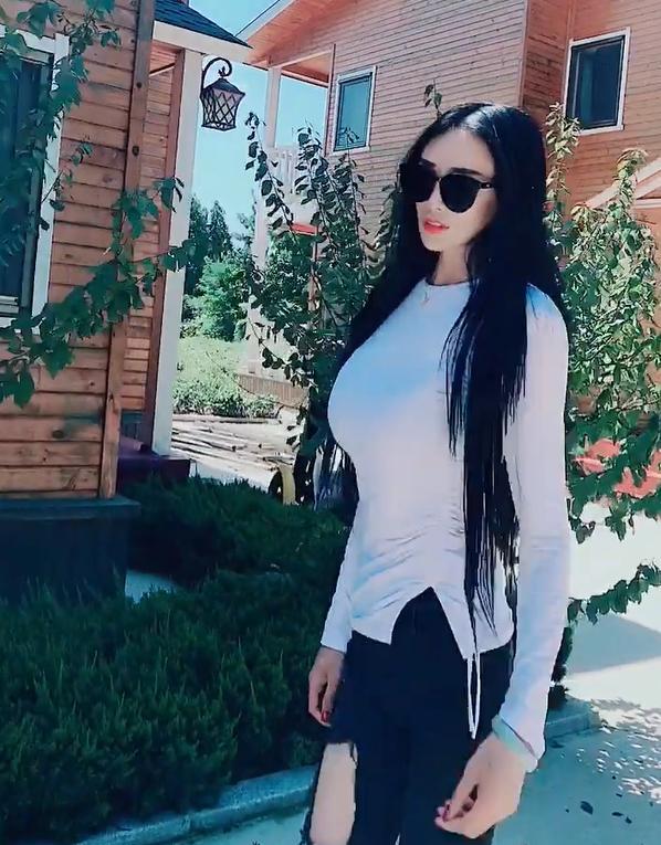 户外“网红美女”，好优秀的身段，一般女生比不了