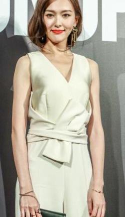 唐嫣现身某活动,只是换了个发型就变时尚了,网友:你才是时尚一