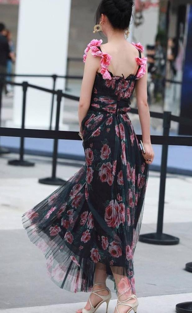 街拍：白皙如玉的小姐姐，贵妇气质彰显小女人魅力!