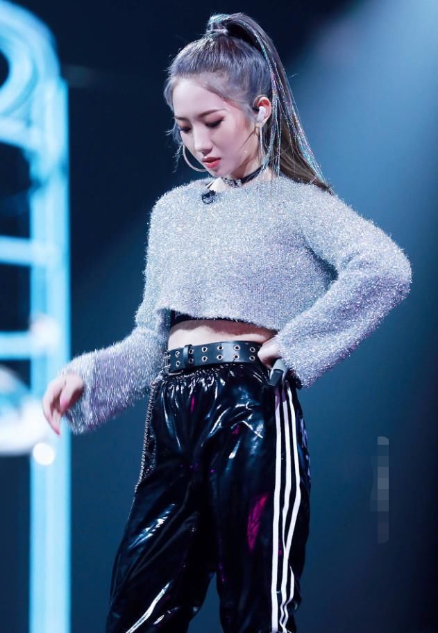 孟美岐不愧是第一名，衣服剪掉一半秀出细腰，这腿当之无愧啊!