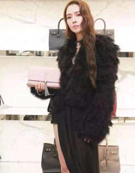 33岁郭碧婷真敢穿! 开叉裙也穿得这么性感。网友表示: 有长腿就是