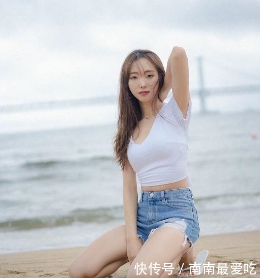  「妹子」街拍：妹子你蹲在海边画心，能一直这么稳吗