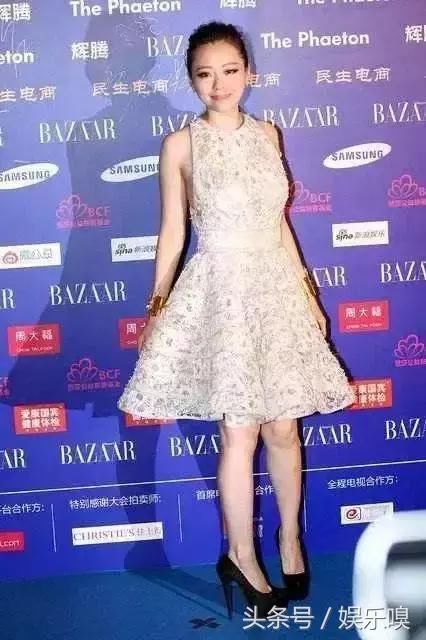 张靓颖也是够狠的!为了抢镜穿抹胸裙有三条拉链 网友:太敢穿了