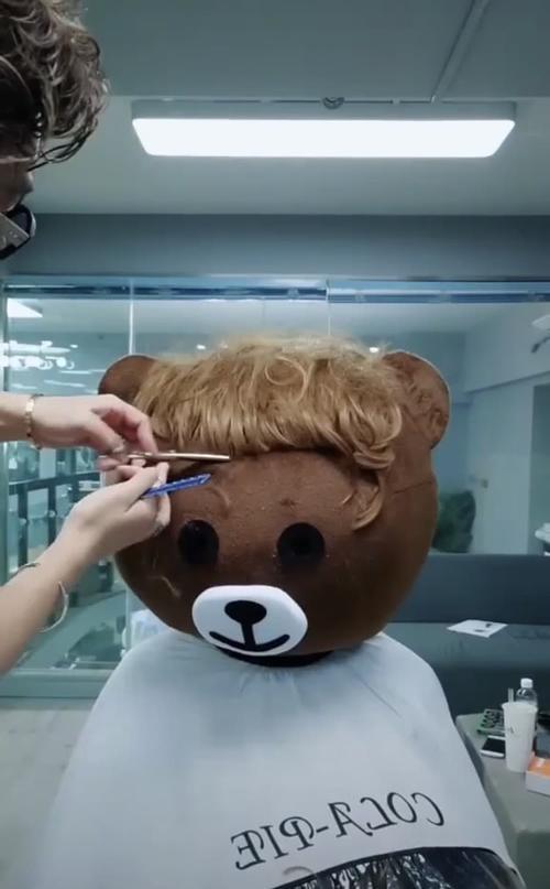 奇葩!理发师给抖音网红布朗熊剪了一个齐刘海