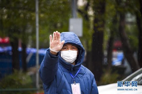  工作人员：湖北孝感：战“疫”雨雪中