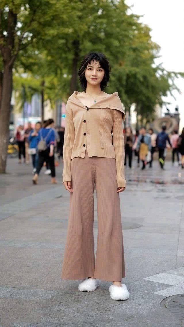  【连体】路人街拍，美女穿了一条连体长裤，看着就很凉爽