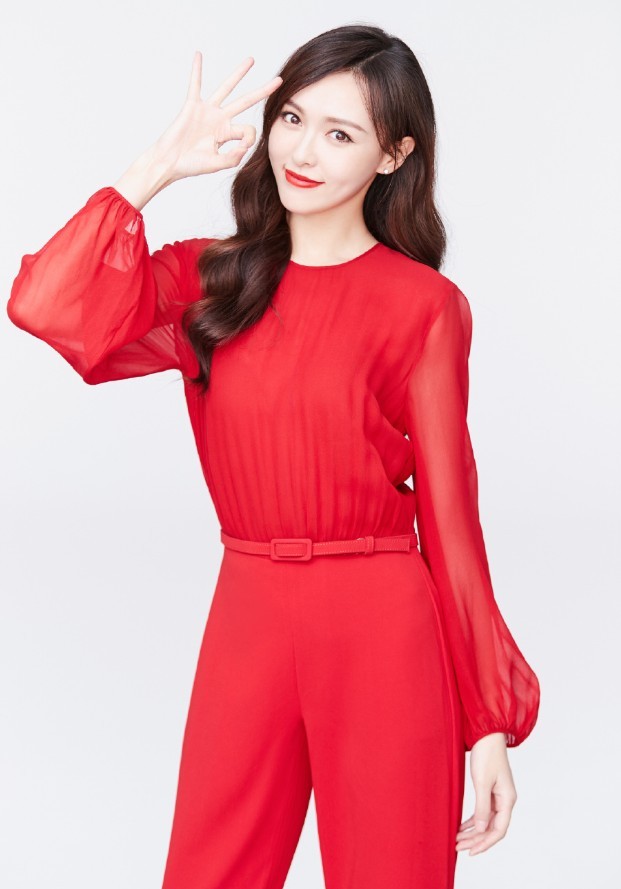 唐嫣秀“漫画腿”，白衣配裙子很少女，上面居然是“车祸现场”！