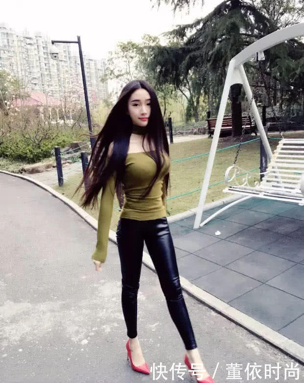 曾经众多老司机的心中女生网红小姐姐，现在沦为广告模特也算善始