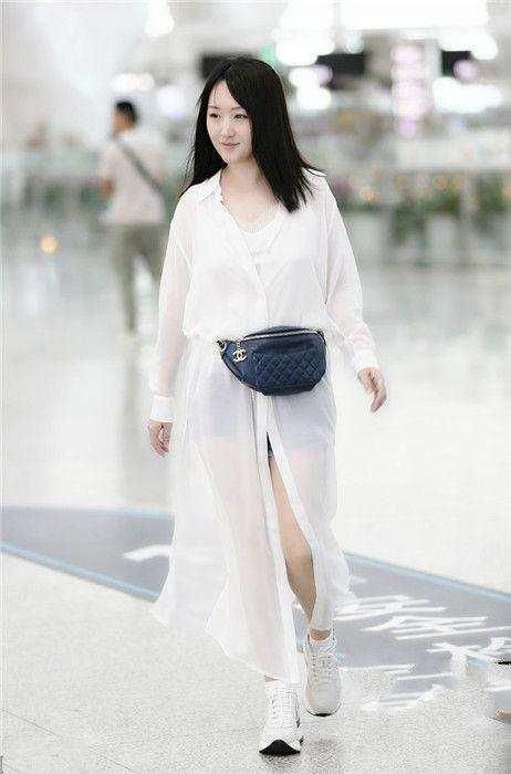 杨钰莹穿的衣服很透明,你怎么看?