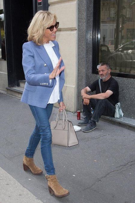 65岁法国第一夫人:迷你裙很减龄,怪不得马克龙会当众亲她!