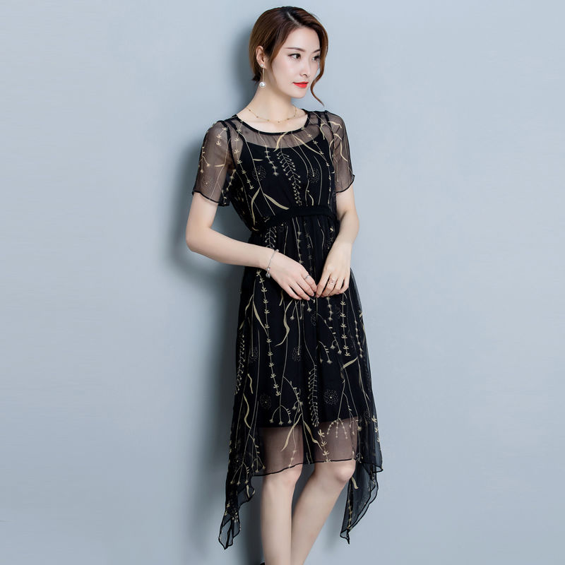 有种“胭脂红裙”,70后穿显嫩,80后穿优雅!美的很有味道