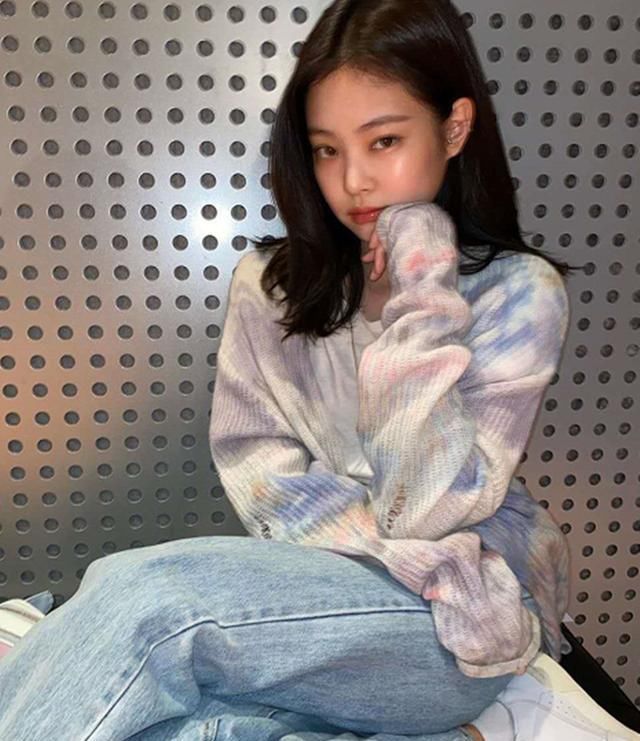  【芭比】想穿的出彩和Lisa学习下吧,彩色开衫配白T,不愧是人间芭比