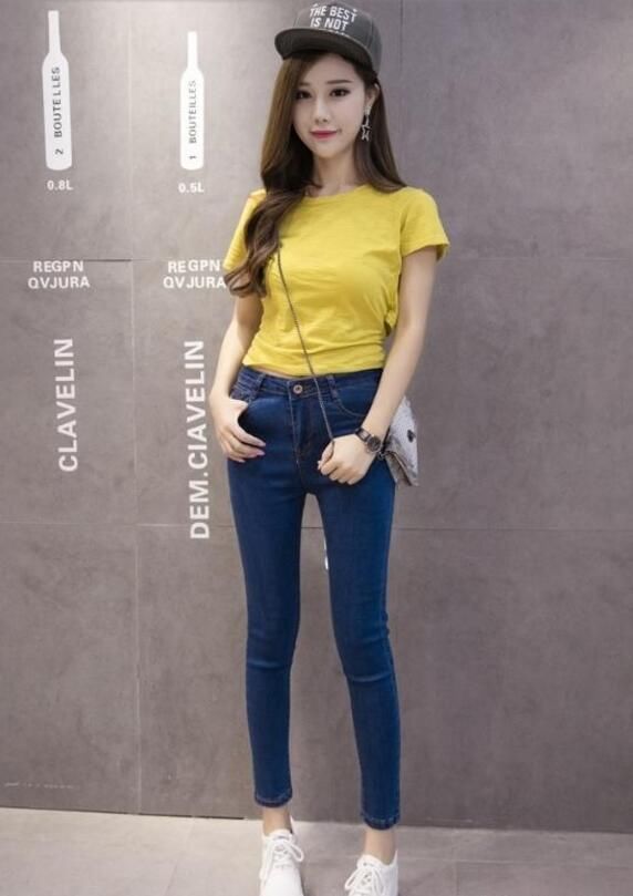 时尚的紧身牛仔裤美女，展现的身段优雅，美的妙不可言