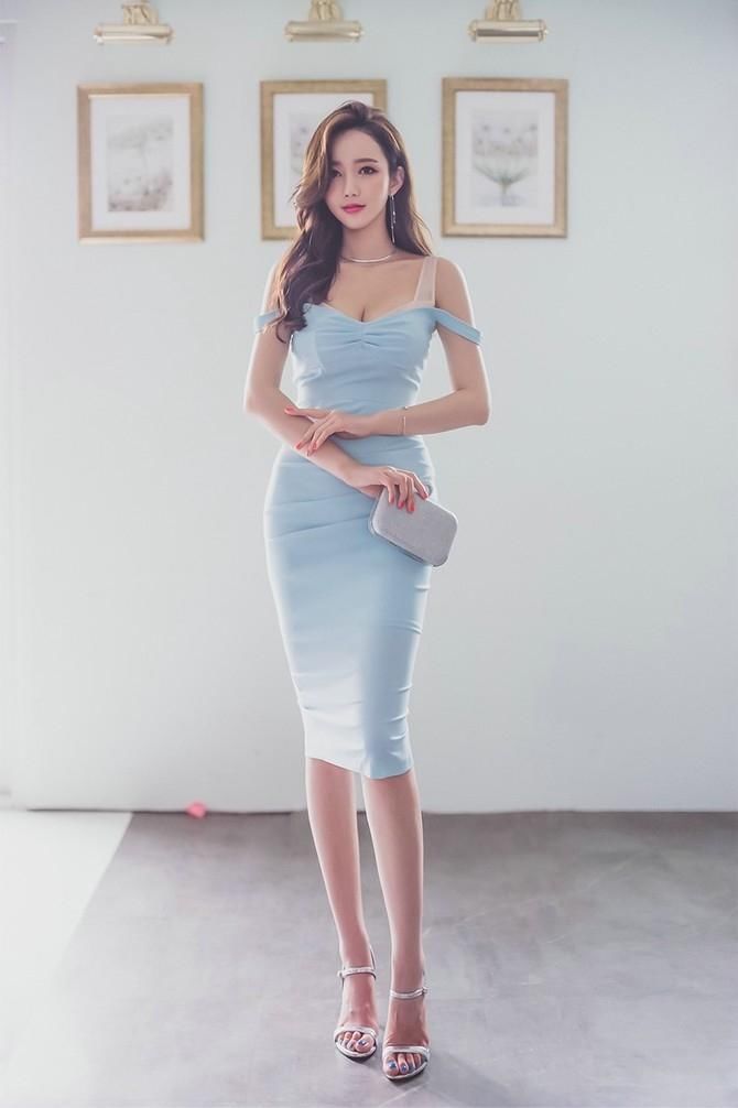 人气韩国美女化身都市白领女秘书，蛇形身材前凸后翘拍性感写真！