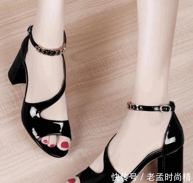  『舒适』刚发现一种“高跟鞋”，舒适时尚不累脚，穿在脚上更显女人味