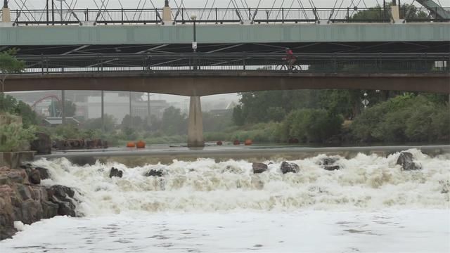 老外发明挡水“神器”1小时可装200米，比传统沙袋快