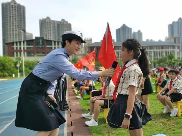 宣讲民警|南宁交警“六一”前夕进校园送上“安全大礼包”
