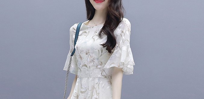 40岁老婆太会打扮了，穿这“撩人裙，高雅又减龄，美到让人销魂