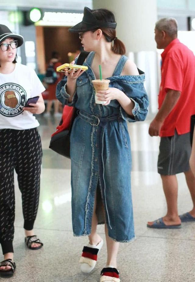 张靓颖终于穿对了，身穿一字肩牛仔连衣裙，时髦到飞起！
