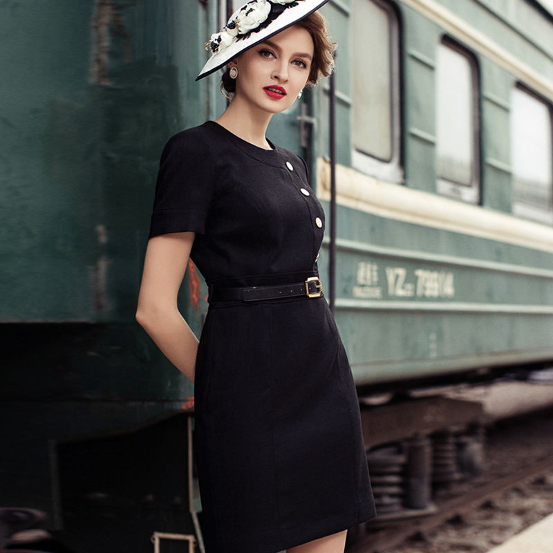 普通的连衣裙已经过时了，现巨流行这样的“殴版裙”，谁穿谁女神