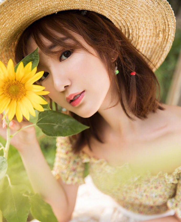 毛晓彤甜美俏皮写真图集，时尚靓丽，清新脱俗!