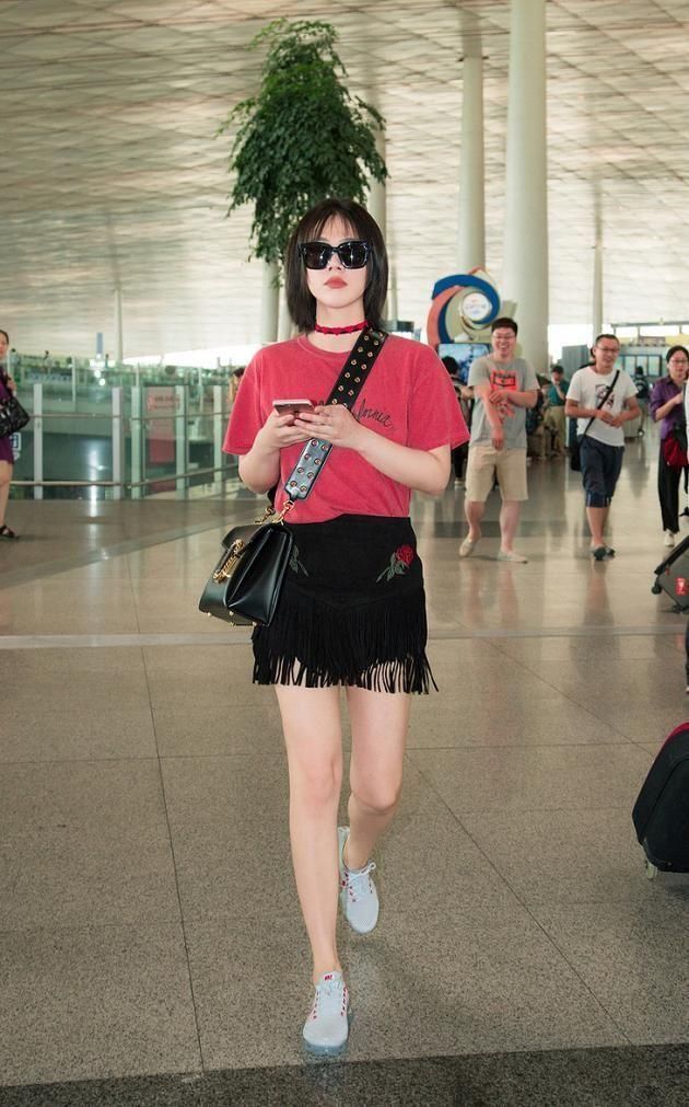 失恋后的马思纯现身机场，红裙下也难掩满脸落寞，瘦的令人心疼!