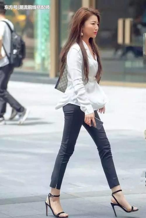 街拍：图1时尚美女，短裙配丝袜，图6美女厉害，这高跟鞋太离谱