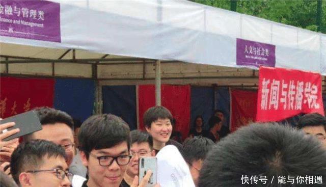  『武亦姝』北大新生报到，热度却不及清华，难道是因为没有武亦姝的加入