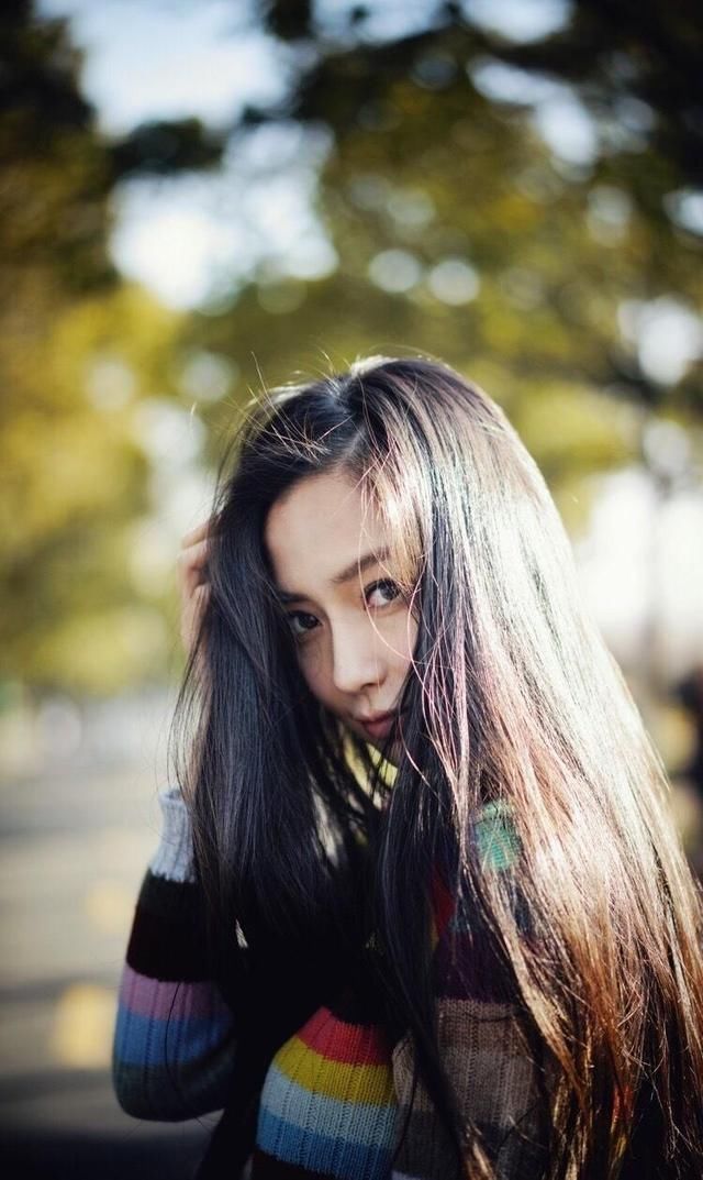 29岁杨颖真会穿!一袭深V吊带长裙端庄优雅,网友:黄晓明好福气