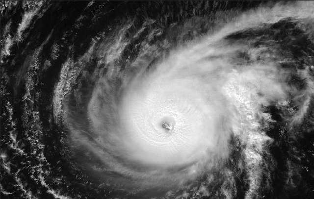 非常极端！超强台风蝴蝶又在加强了，第三次巅峰马上到来！