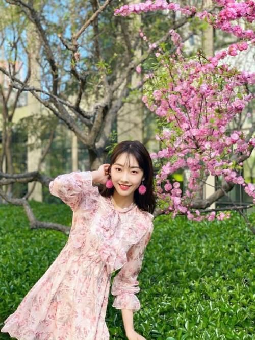  衬托她■她演肖战师姐走红，今穿印花轻纱裙配毛球耳环，29岁甜美似初恋
