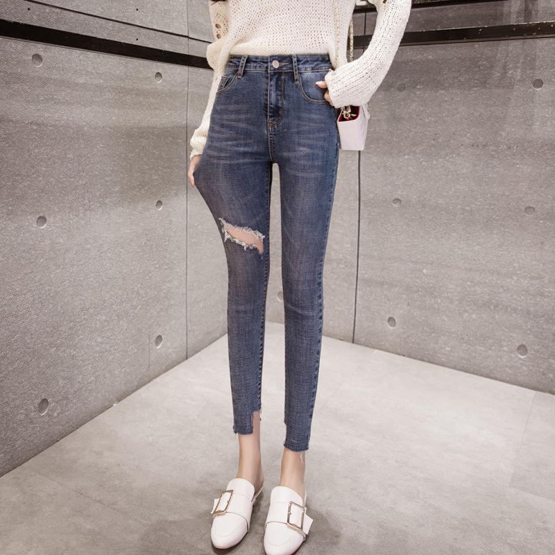 一条简单的牛仔裤，任意搭配穿出不一样的风格，秀出好身材