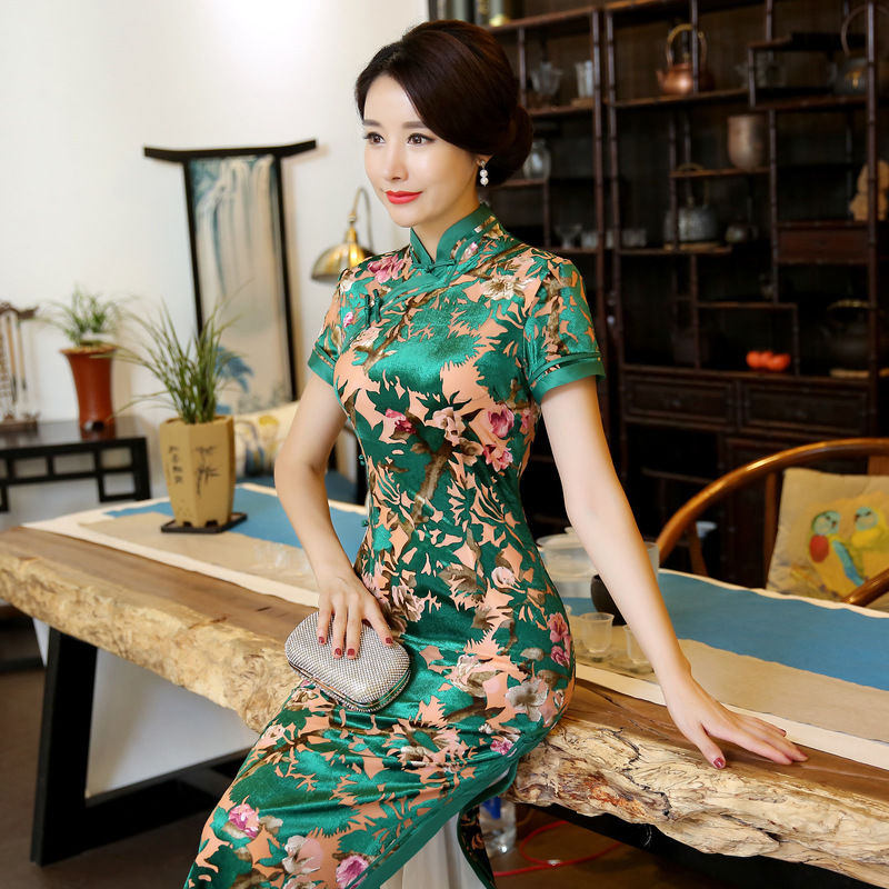 现在女人穿的特娇媚!53岁老婆穿旗袍+高跟鞋，简直女神范十足