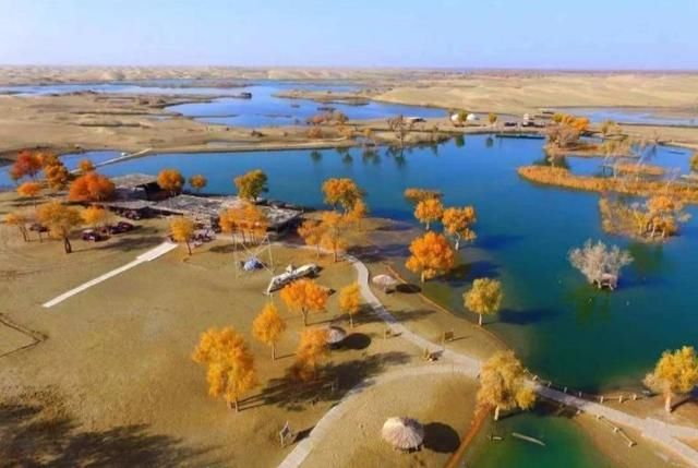 中国这个古老的村落位于沙漠，以捕鱼为生，保持着原始的生活习惯