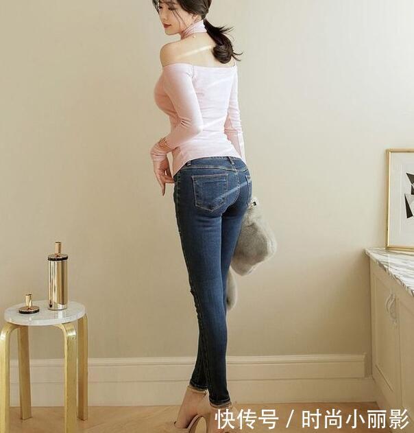 女生穿搭紧身牛仔裤,勾勒出完美身材,显得活泼帅气!