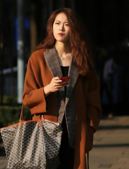  「搭配」街拍：身材苗条的美女，一件白色上衣配黄色长裙，时尚唯美好身材