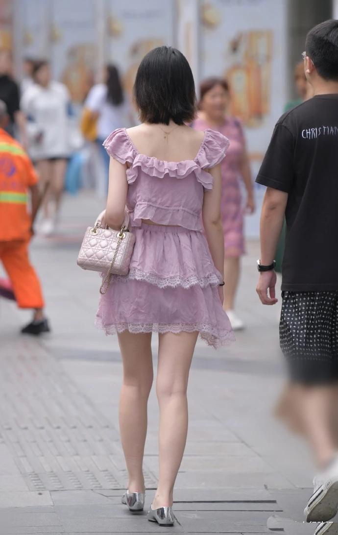 『短裙』街拍:阿姨一把年纪了,为了装年轻扮可爱,这套短裙很适合吧?