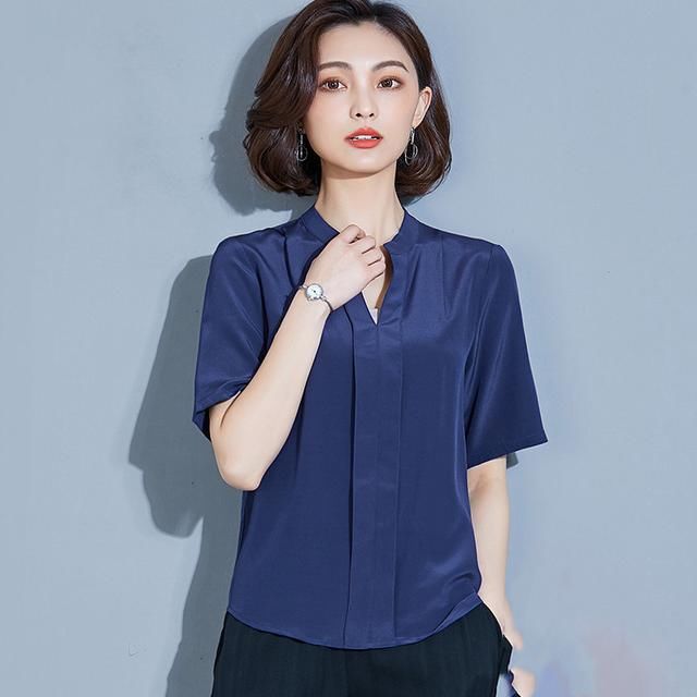 真丝衬衣扮靓奔五女性，凸显气场，藏住年龄，容颜的“化妆品”