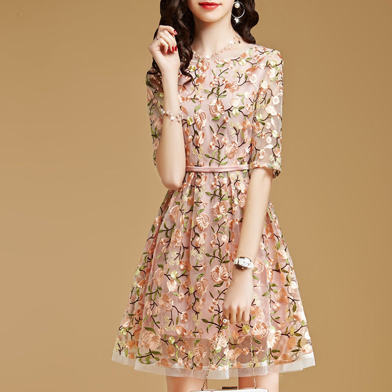 7月这刚上新就火爆的:刺绣裙,真是耀眼显瘦,连背影都美得迷人