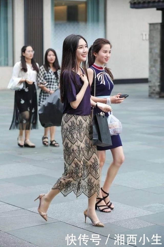 街拍：清新秀气的长发美女，紫色T恤搭配印花半身裙，优雅迷人！