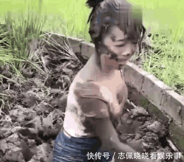 女子下田捉泥鳅, 结果把自己弄成这样, 网友 重点不是捉泥鳅