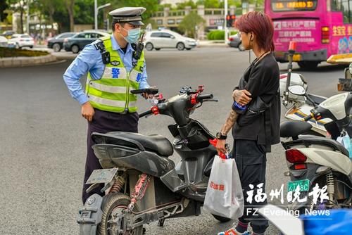 『电动车』福州南门兜周边路口 交警1小时查纠35起电动车违法