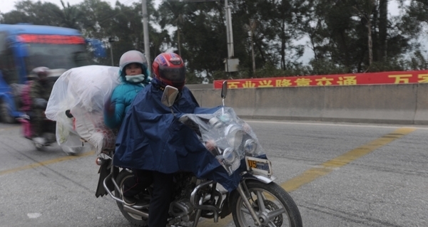  「摩托车」天寒地冻，农民工骑摩托回家，专家不解，面包车又不