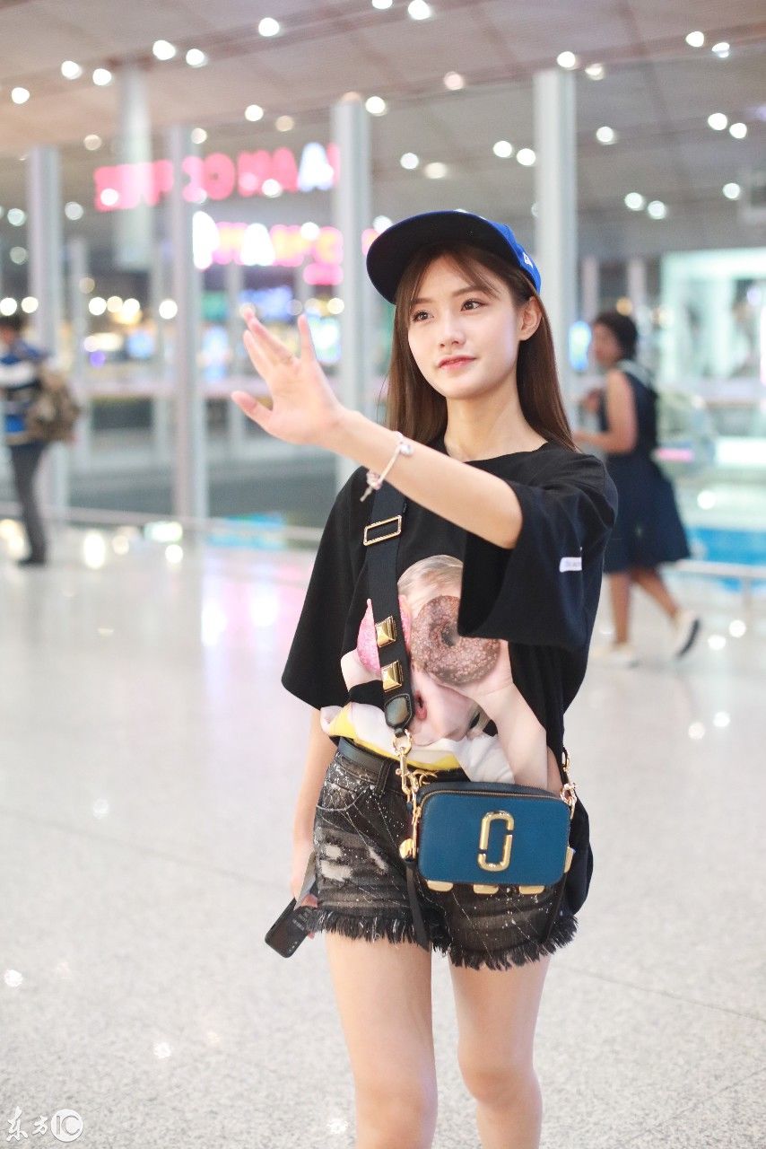 陈意涵的SMFK潮牌短裤,迪丽热巴和关晓彤都有一件