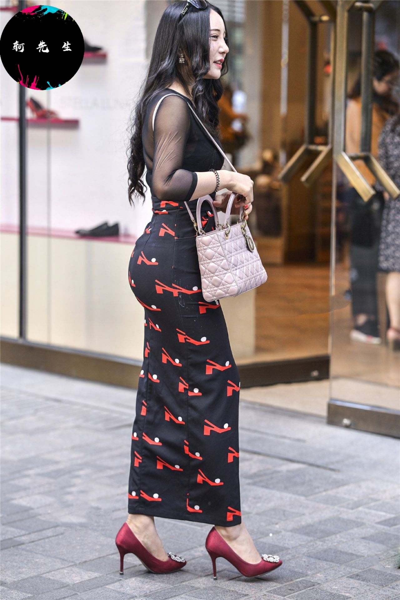 街拍“我的梦中情人就长图二这样，图四就算结婚也有很多人追”